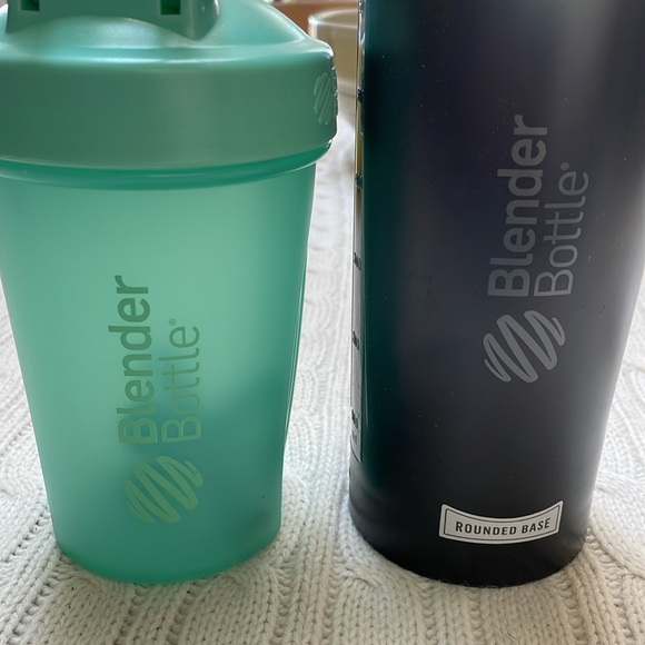 2 Blender Bottle shaker cups. 20 & 28 oz. Ball/mixer inside. Very good condition - Picture 6 of 10